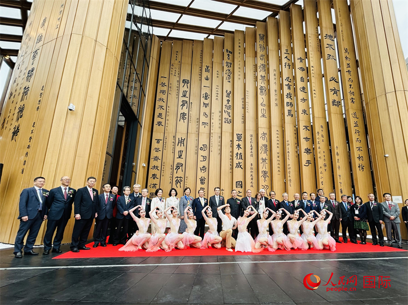 4月13日，2025年日本大阪世博会中国馆举行开馆仪式，与会嘉宾合影。人民网 许可摄